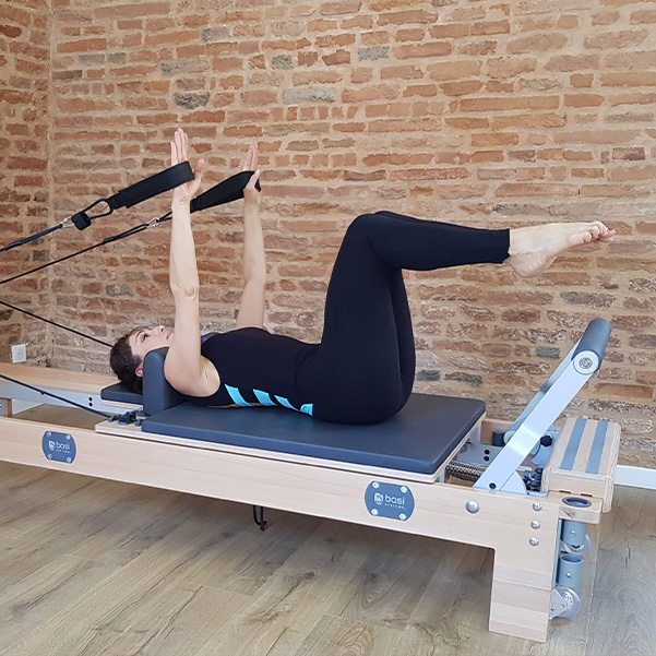 Exercice sur le performer dans la salle de Pilates à Montauban